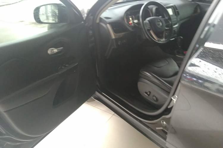 Used Jeep Cherokee 2016 2.4L Leading Edition Driver Seat