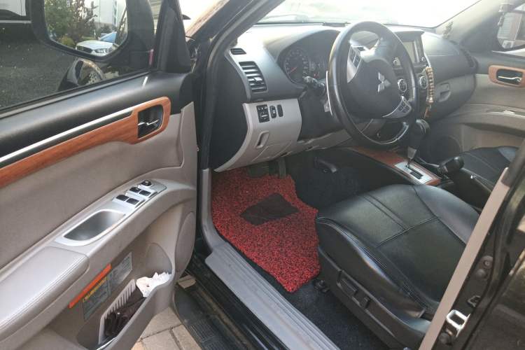 Used Mitsubishi Pajero Sport 2011 3.0L Luxury Navigation Edition