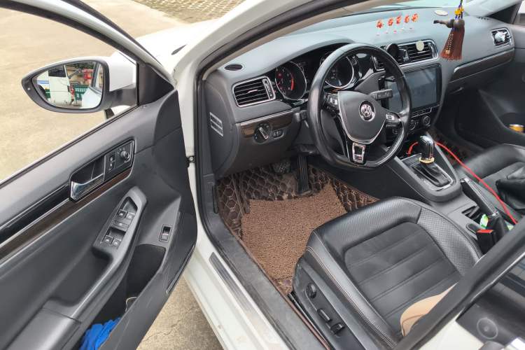 Used Volkswagen Sagitar 2015 230TSI Automatic Luxury Model
