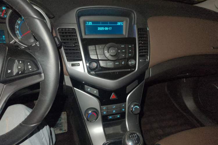 Used Chevrolet Cruze 2013 Hatchback 1.6L Manual Luxury Model
