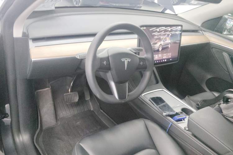 Used Tesla Model Y 2023 Long-Range All-Wheel-Drive Version Center Console