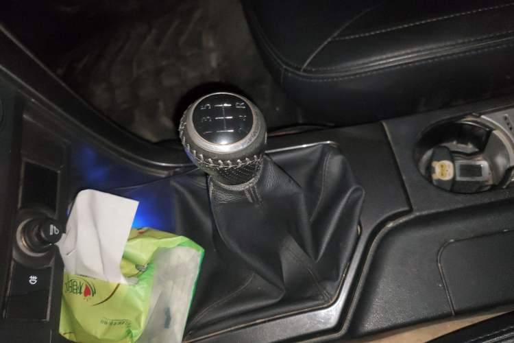 Used Great Wall Wingle 5 2017 2.0T European Version Diesel Two-Wheel Drive Advanced Large Double-Cab GW4D20E Gear Lever