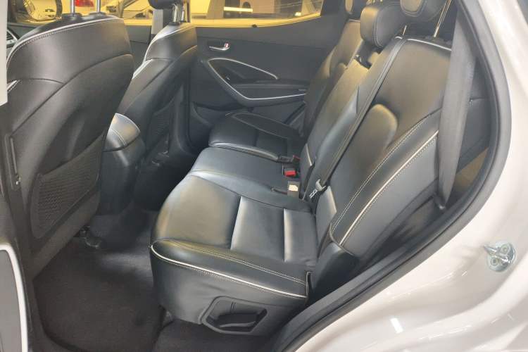 Used Hyundai Santa Fe 2017 2.4L Automatic Two-Wheel Drive Smart Version 5 Seats Left Rear Seat