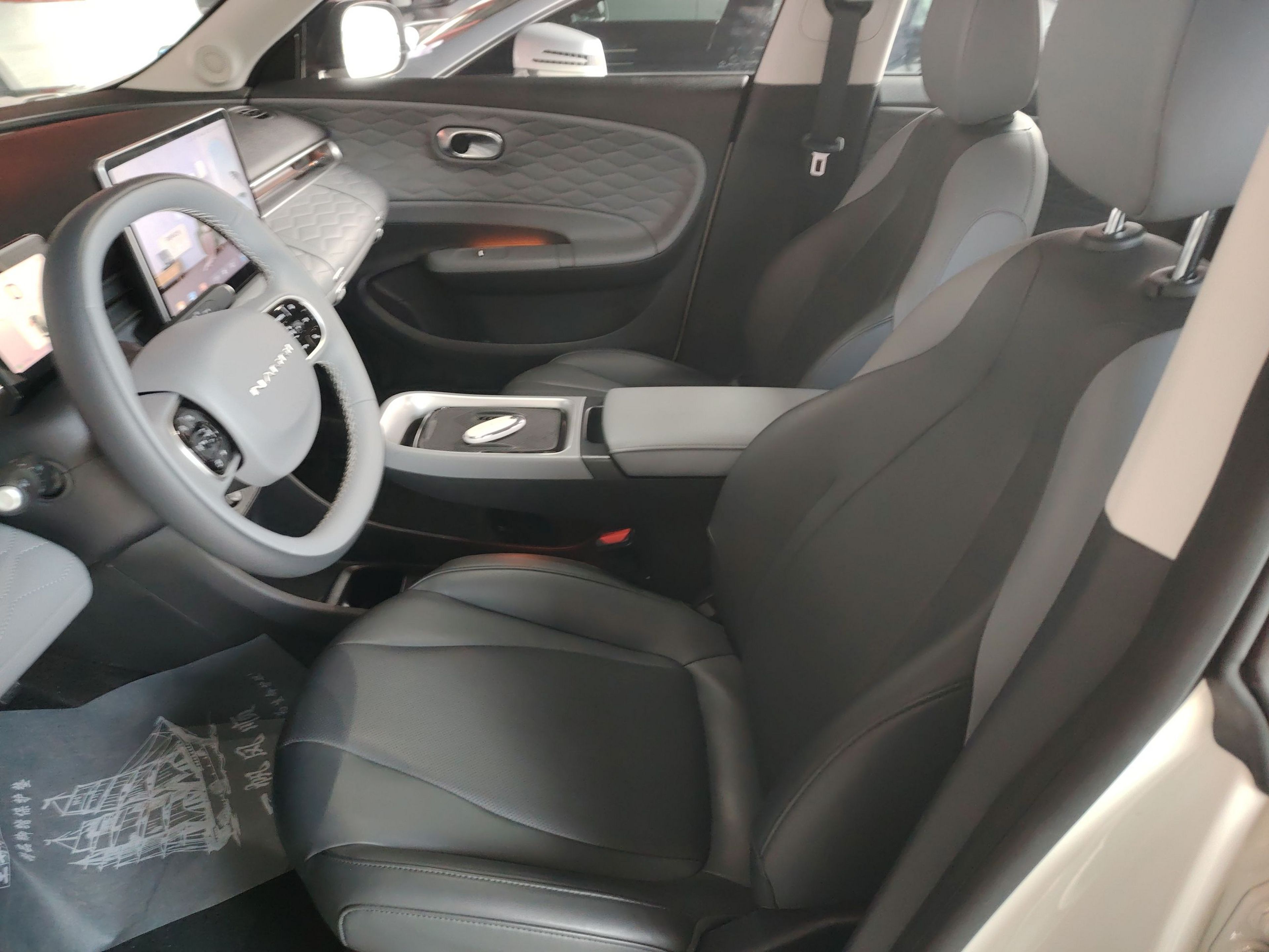 المقاعد الأمامية داخل السيارة