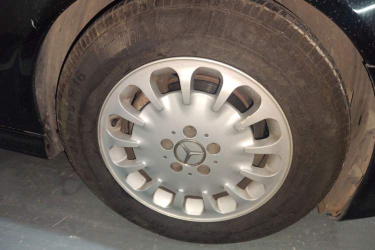 Used Mercedes-Benz E-Class 2005 E 280 Right Front Wheel Hub