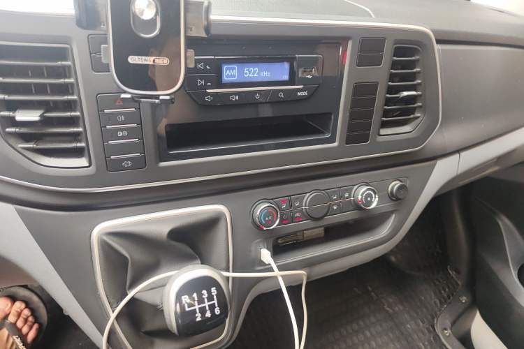 Used SAIC MAXUS Xintu V80 2025 PRO Aoyuntong 2.0T AMT Short Wheelbase Mid-Height 7/8/9-Seater Audio And AC Panel