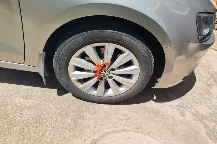 Used Volkswagen Sagitar 2012 1.6L Automatic Comfort Edition Right Front Wheel Hub