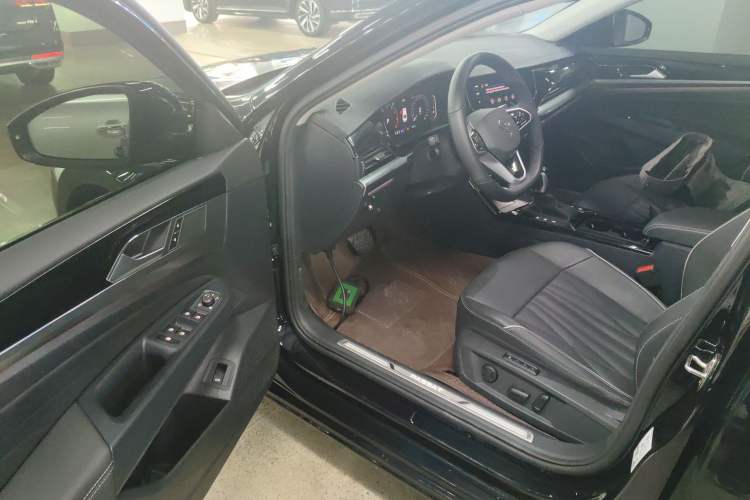 Used Volkswagen Passat 2023 Facelift 330TSI Luxury Edition Driver Seat