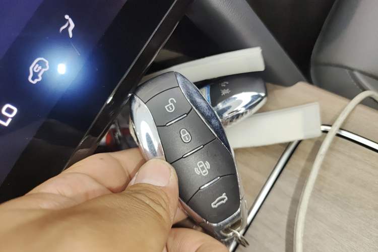 Used Hongqi HS7 2023 2.0T Automatic All-Wheel Drive Flagship Edition Six Seats Vehicle Key