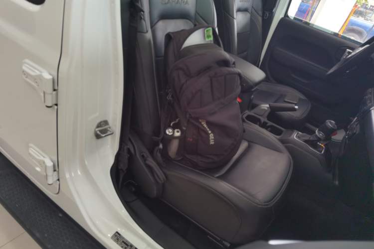 Used Jeep Wrangler 2019 2.0T Sahara Four-Door Electric Convertible China VI Emission Standard Right Front Seat