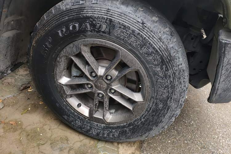 Used Jeep Wrangler 2016 3.0L Sahara 75th Anniversary Edition Right Front Wheel Hub