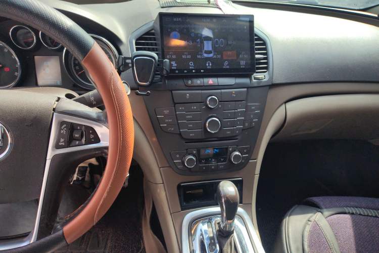 Used Buick Regal 2009 2.0L Elite Edition Audio And AC Panel