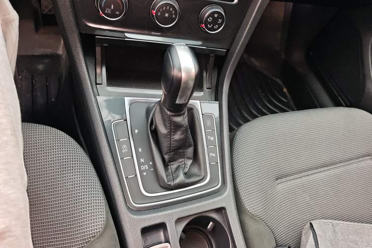 Used Volkswagen Golf 2018 230TSI Automatic Comfort Model Gear Lever