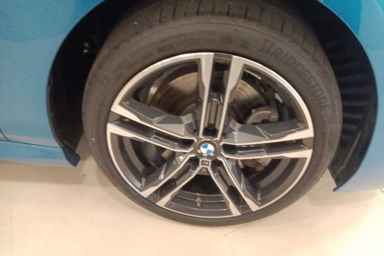 Used BMW 2 Series 2021 225i 4-Door Coupe M Sport Package Right Front Wheel Hub