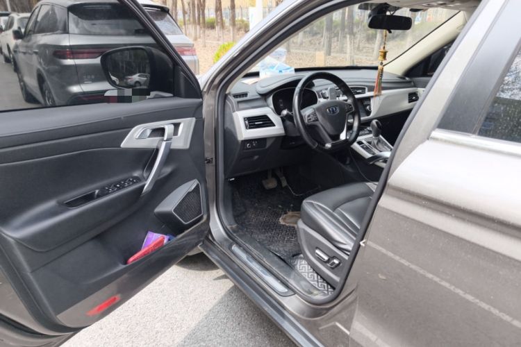 Used Geely Auto Emgrand X7 Sport 2018 1.8TD Automatic Two-Wheel Drive ZhiZun Model with 4G Connectivity
