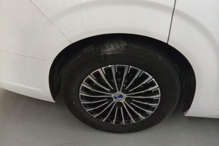 Used Denza D9 2022 DM-i 1040 Prestige Model