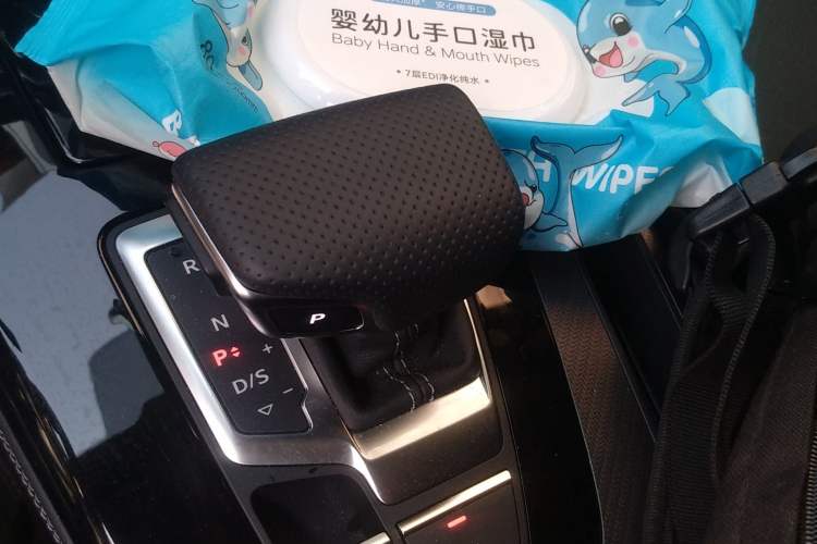 Used Audi Q5L 2025 Facelift 45th Anniversary Collector's Edition 40 TFSI Luxury Dynamic Version Gear Lever