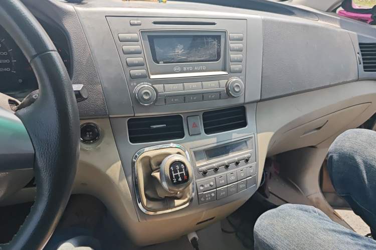 Used BYD M6 2013 2.0L Manual Comfort Edition
