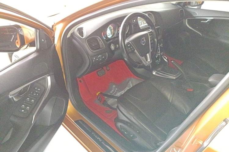 Used Volvo V40 2014 2.0T Zhiya Edition
