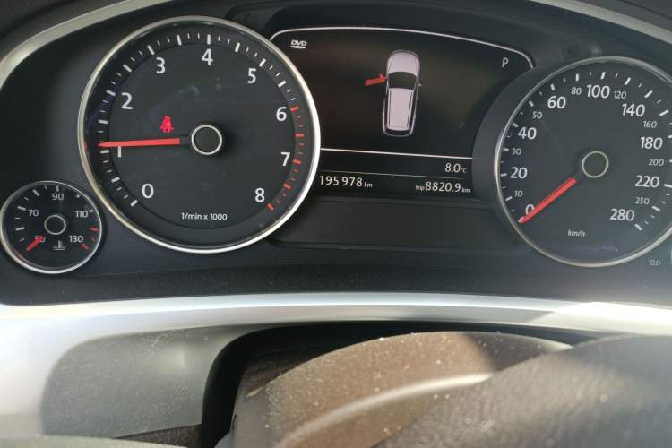 Used Volkswagen Touareg 2011 3.0 TSI High-End Version Odometer Close Up