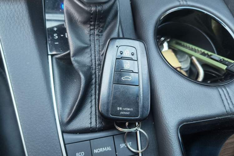 Used Toyota Avalon 2019 Dual-Engine 2.5L Luxury Edition China VI Standard
