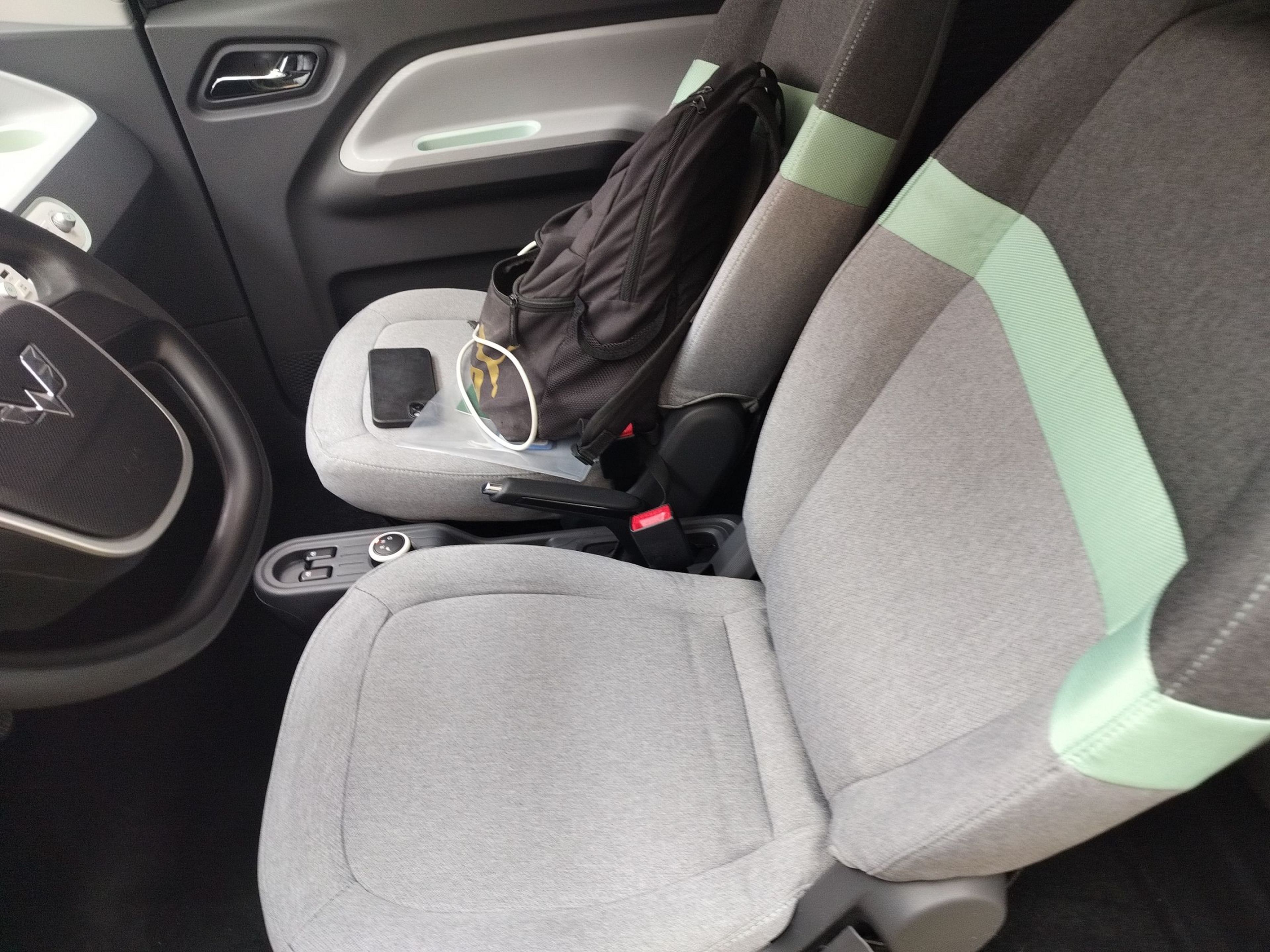 Переднее сиденье в автомобиле