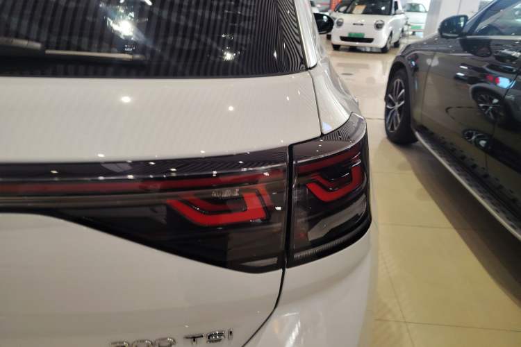 Used Volkswagen T-ROC 2024 300TSI DSG Two-Wheel-Drive Chen Guang Edition Right Rear Taillight