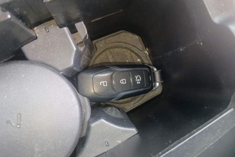 Used Ford Edge 2015 2.0T GTDi Two-Wheel-Drive High-Line Version