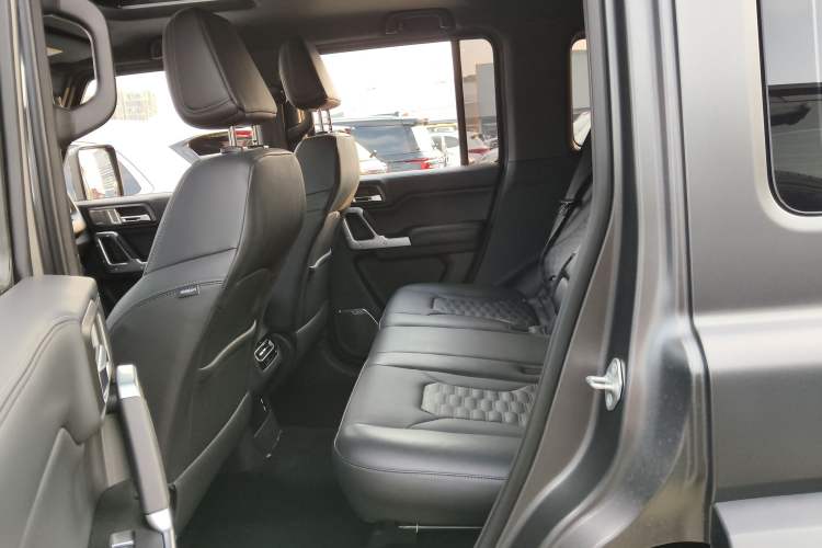 Used 212 T01 2024 2.0T Explorer
