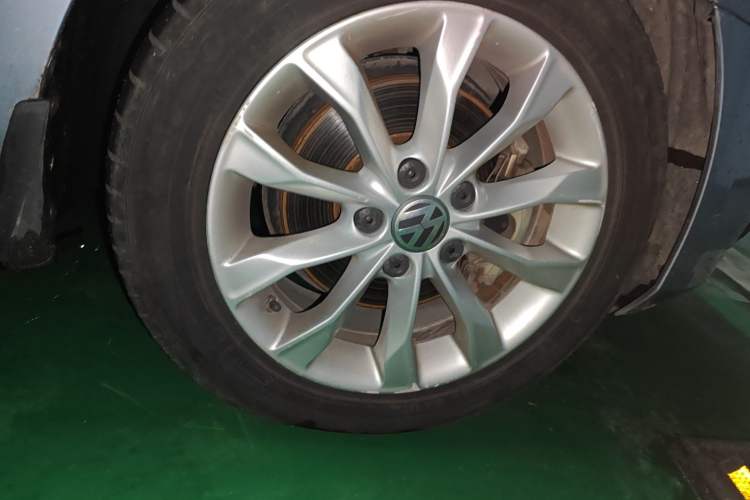 Used Volkswagen Golf 2010 1.4 TSI Manual Comfort Model Right Front Wheel Hub