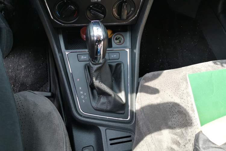 Used Volkswagen Gran Lavida 2015 1.6L Automatic Comfort Edition Gear Lever