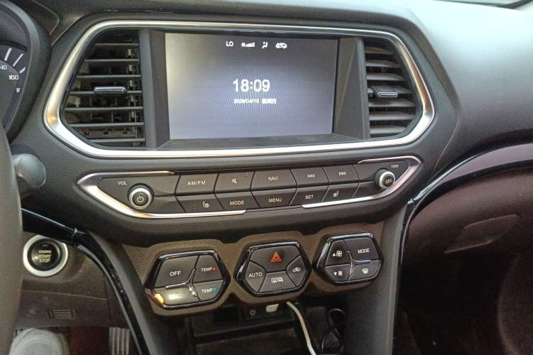 Used GAC Trumpchi GS4 2017 235T Automatic Two-Wheel Drive Luxury Smart Connectivity Version Audio And AC Panel