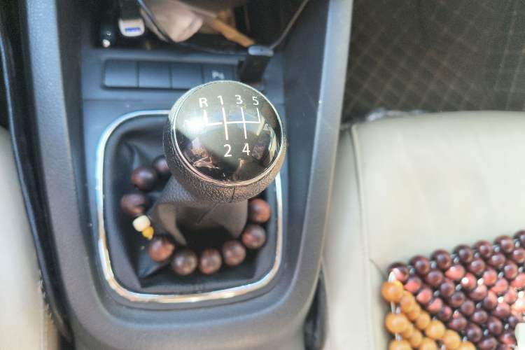 Used Volkswagen Sagitar 2012 1.4TSI Manual Luxury Model Gear Lever