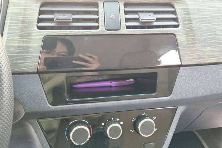 Used Jinbei Hiace X30 2023 1.5L Super-Comfortable Passenger Van 5/6/7-Seater Non-Air-Conditioned Version Model SWC15M Audio And AC Panel