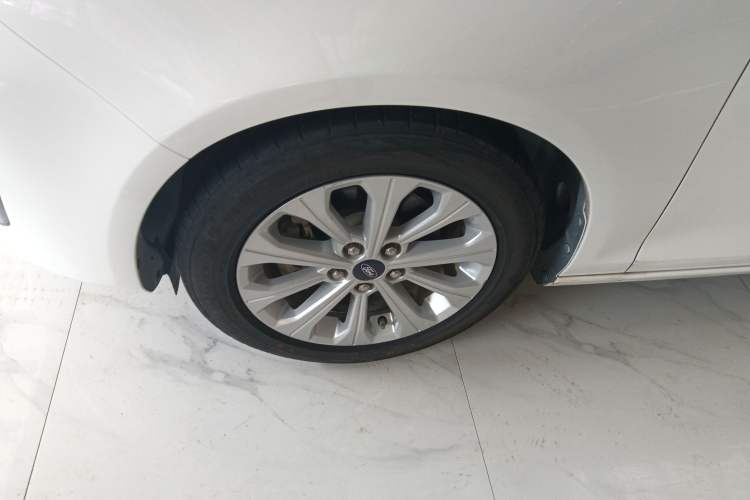 Used Ford Escort 2015 1.5L Automatic Fashion Model Exterior 4