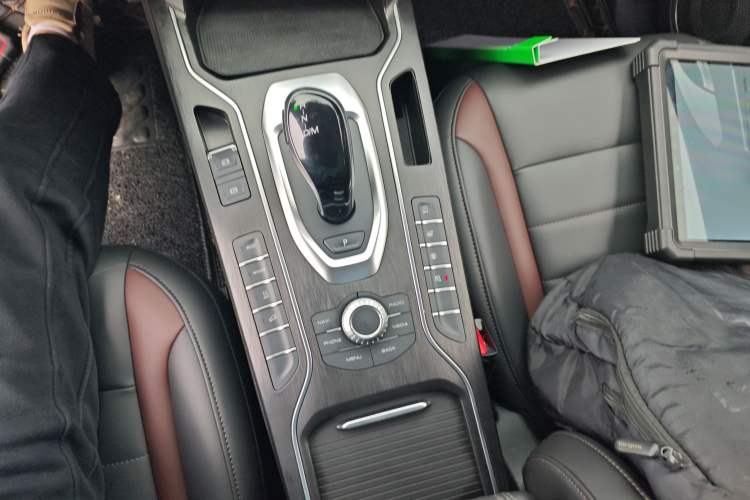 Used Wey VV5 2021 1.5T Two-Wheel Drive Color Pioneer
