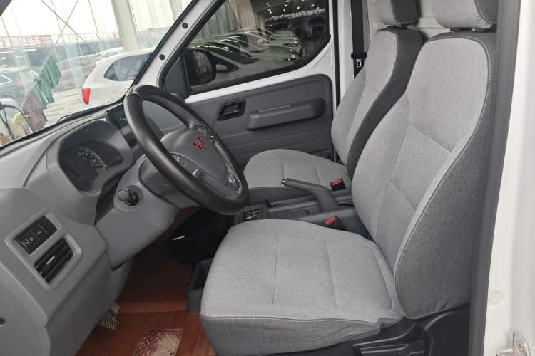 Used Wuling Yangguang 2024 300km Comfort Version with Sealed Windows 60kW Left Front Seat