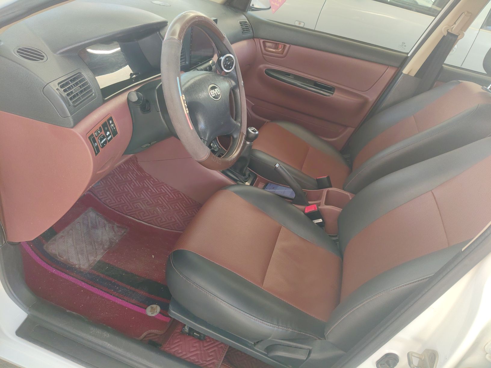 المقاعد الأمامية داخل السيارة