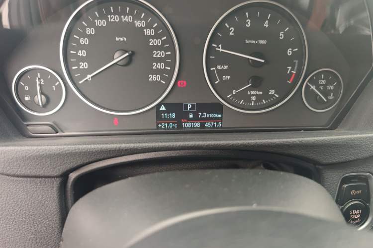 Used BMW 3 Series 2017 318Li Fashion Model Odometer Close Up