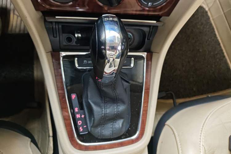 Used Volkswagen Lavida 2013 Revised Version 1.4 TSI DSG Comfort Edition Gear Lever