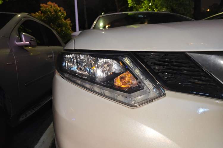 Used Nissan X-Trail 2016 2.5L CVT Sport Edition 4WD Right Front Headlight