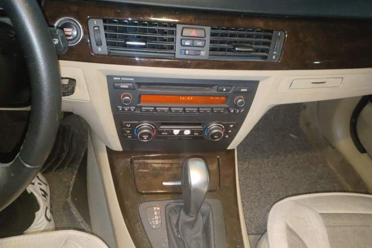 Used BMW 3 Series 2010 320i Sport Edition Audio And AC Panel