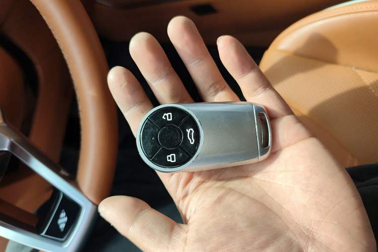 Used ORA Lightning Cat 2022 555 km Luxury Edition Vehicle Key