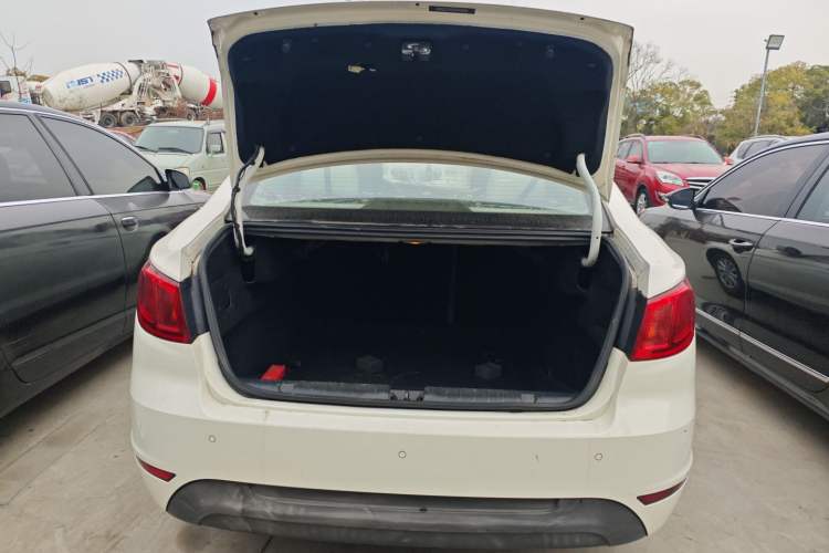 Used BAIC Senova D50 2014 1.5L manual standard version
