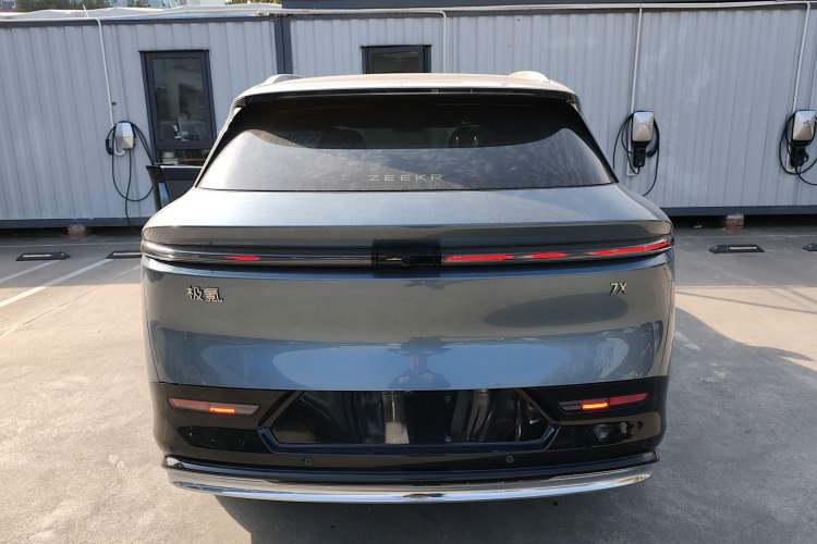 Used Zeekr 7X 2025 100 kWh Long-Range Rear-Wheel Drive with Intelligent Driving Features