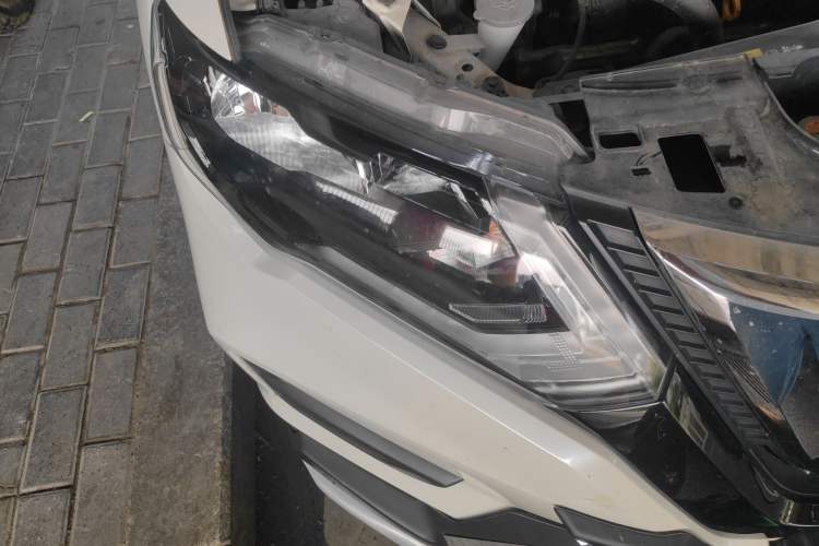 Used Nissan X-Trail 2017 2.0L CVT Comfort Edition 2WD Right Front Headlight