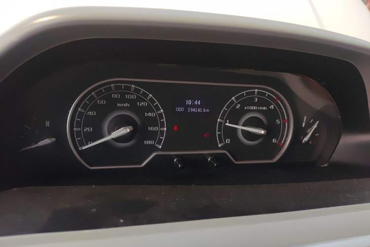 Used SAIC MAXUS Xintu V80 2021 2.0T Manual Classic City Delivery King Long Wheelbase Mid-Roof 3 Seats