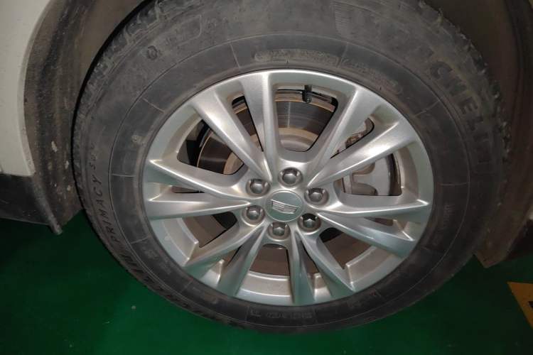 Used Cadillac XT5 2020 28T Tech Edition Right Front Wheel Hub