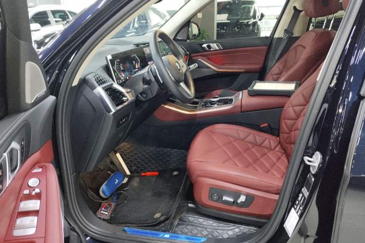 Used BMW X5 2023 xDrive 30Li Luxury M Sport Package
