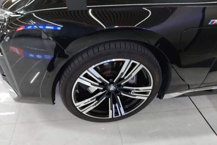 Used BMW i7 2023 eDrive50L Prestige M Sport Package Left Front Wheel Hub